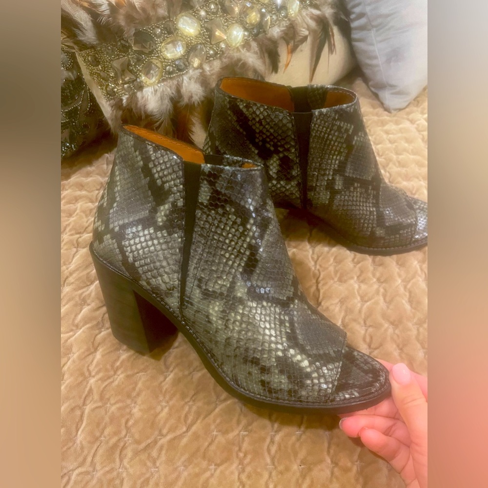 Aquatalia Italian leather snakeskin booties